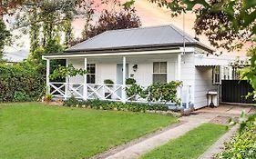 The Little White Cottage - Country Elegance Near Cbd